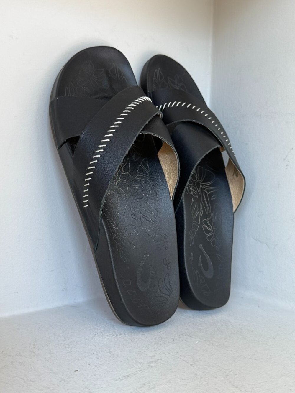 OluKai Kipe'a Olu Black Leather Slide Sandals White Stitching Size 8